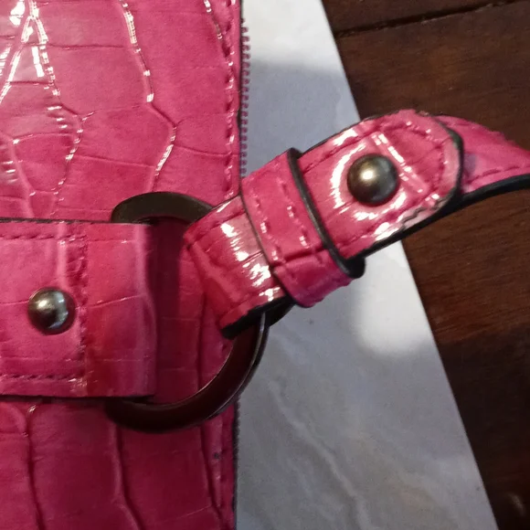 Guess pink faux patent leather purse - Picture 5 of 6